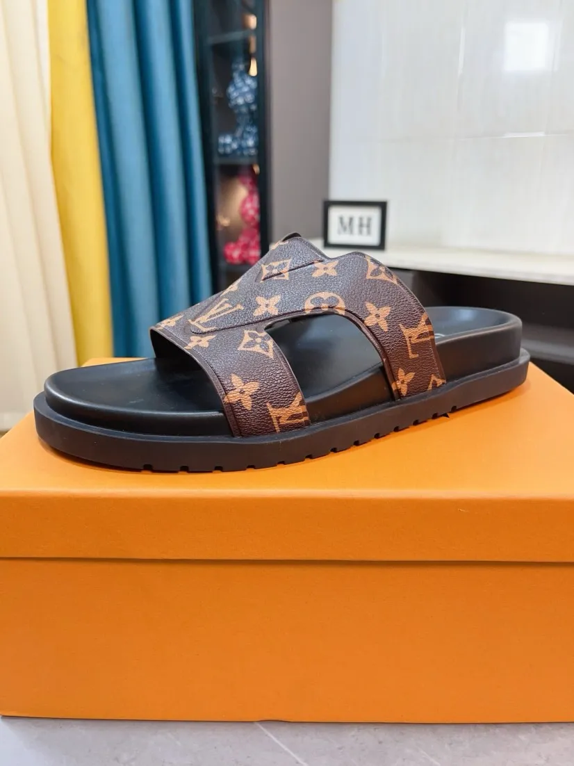 Men's shoes💰300🌹🌹【LV】Multi-color new men's slippers, original quality top version, original special cowhide presbyopia print➕sheepskin on the inside and side, non-slip combination sole, more stable walking, more comfortable and lightweight, high-end and generous, size: 38~44